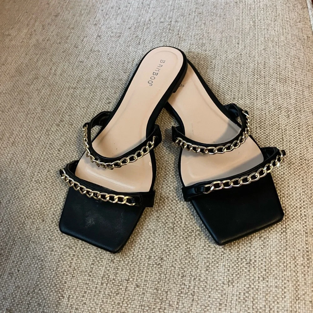 Black square toe sandals with chain accents - Picture 2 of 4